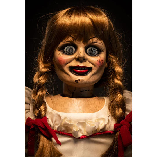 The Conjuring Universe: Annabelle - Figura de 40 pulgadas Prop Replica 1:1 - Annabelle possesed