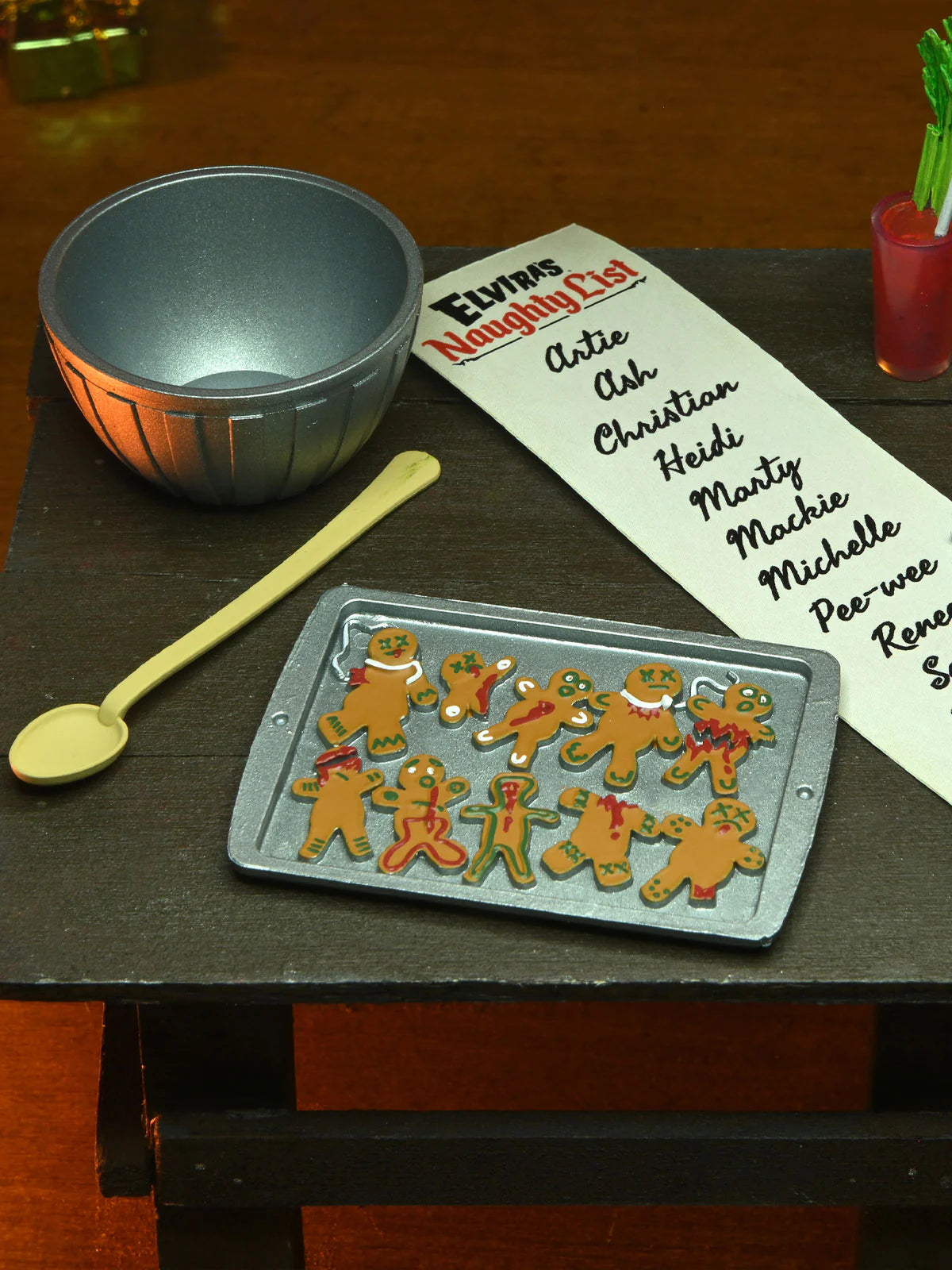 NECA - Elvira Very Scary Christman (Figura de 8")