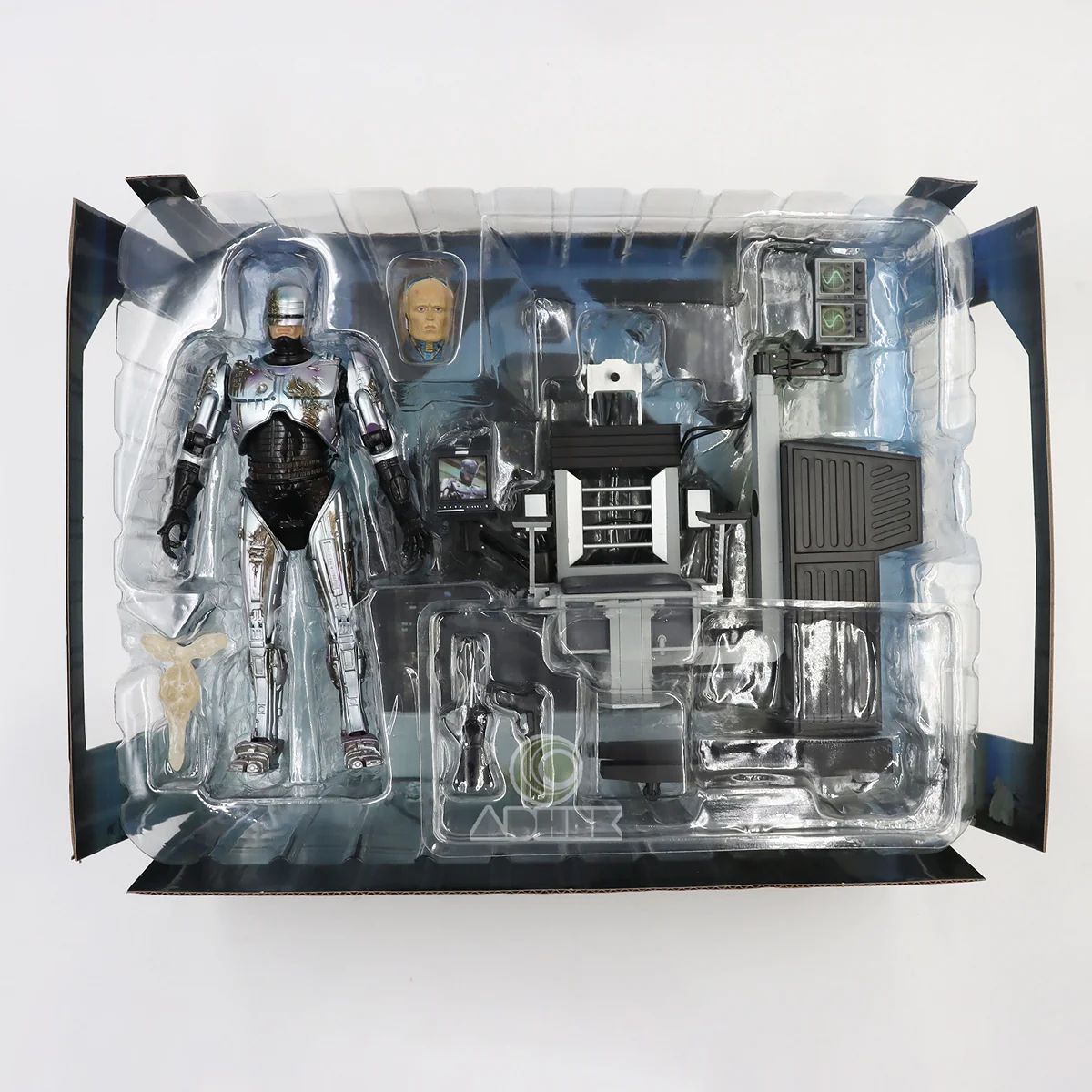 NECA - Robocop (35th Anniversary) - Figura a escala de 7 pulgadas Ultimate - Battle damaged Robocop with chair