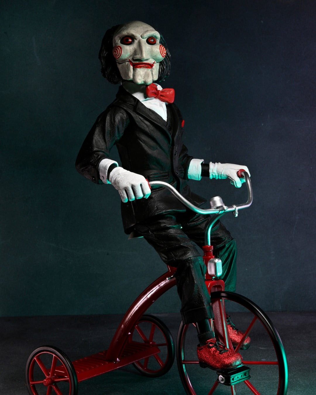 NECA - Saw Billy with riding tricycle (Figura de 12" con sonido)