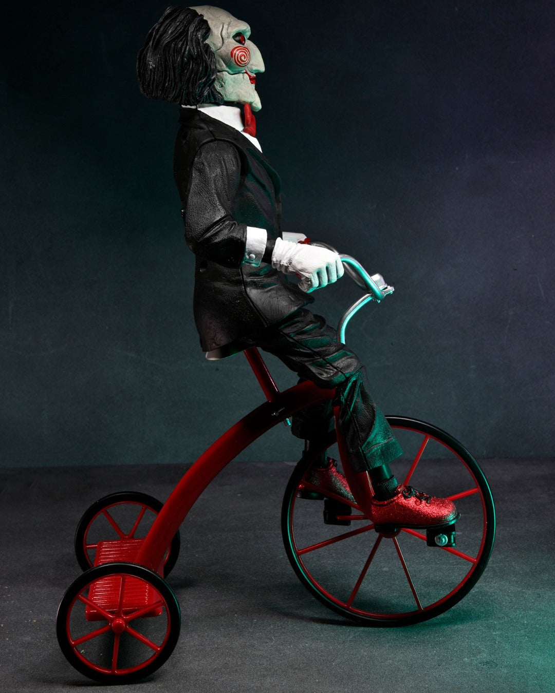 NECA - Saw Billy with riding tricycle (Figura de 12" con sonido)