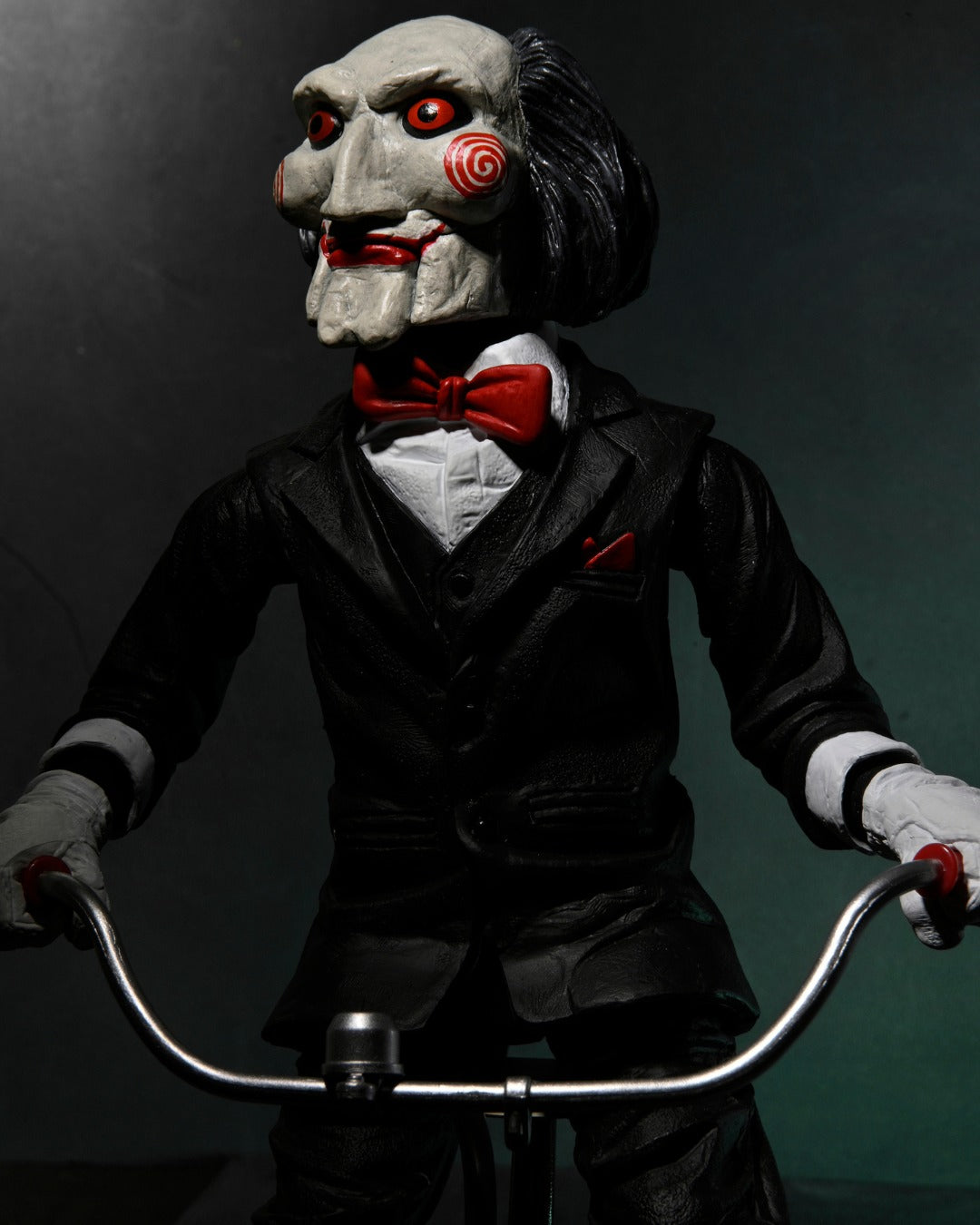 NECA - Saw Billy with riding tricycle (Figura de 12" con sonido)