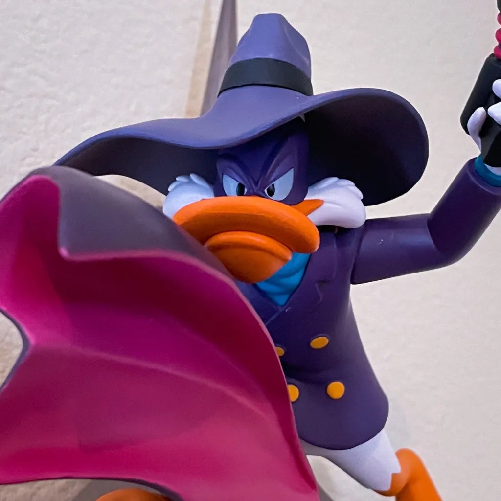 DIAMOND SELECT TOYS - Darkwing Duck (PVC Diorama Statue)